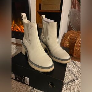 Hi-Line Chelsea boot in Chalk/Ceramic. Size 7